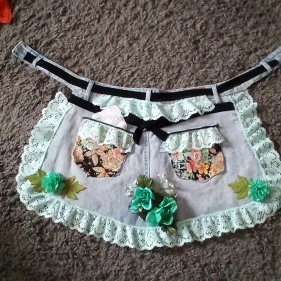 Aprons - Picture 2 of 3